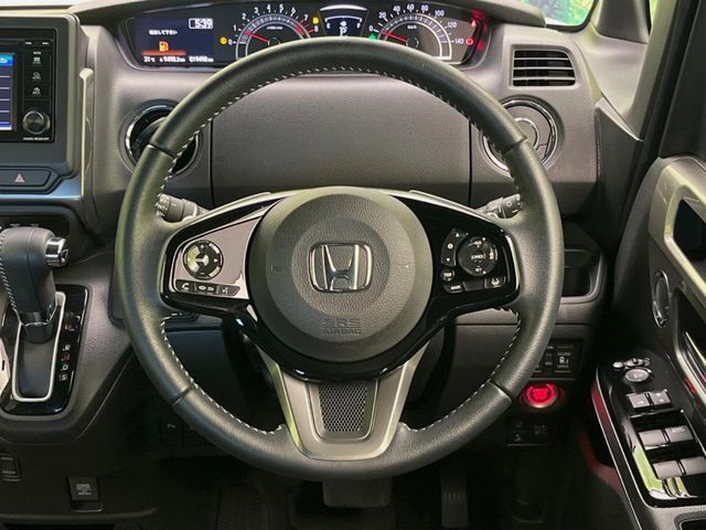 【純正革巻きステアリング】上質な革を使用することで、手にしっかり馴染みとても運転しやすいハンドルです♪
