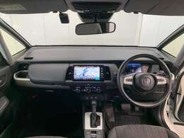 見通しの良い運転席回りとなっておりますので安心して運転をして頂けます！窓が大きいので明るく開放的な室内です