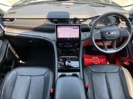 【室内】コックピット。車内もキレイで嫌な臭いもありません！ご納車後の臭いが付きにくくなる「空気触媒コーティング」もあります。