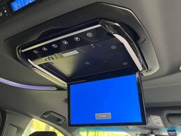 【フリップダウンモニター】家族や友人とお出かけする機会が多い方に大人気のフリップダウンモニター！大画面モニターで車内はエンタメ空間！退屈しがちな長距離ドライブも楽しい時間に変わります！