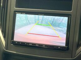 【バックカメラ】駐車時に後方がリアルタイム映像で確認できます。大型商業施設や立体駐車場での駐車時や、夜間のバック時に大活躍！運転スキルに関わらず、今や必須となった装備のひとつです！