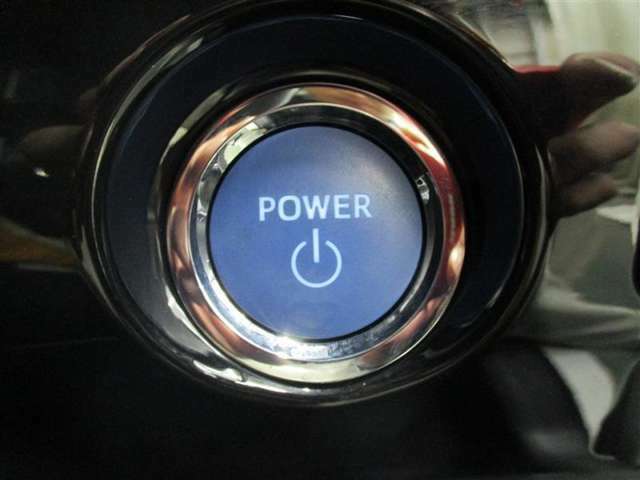 ハイブリッドシステムの始動は、ブレーキを踏んでパワースイッチを押すだけ。キーを差し込む手間もなく、簡単でスムーズです♪