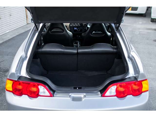 トランクが広いので荷物が多い日もこれで安心ですね♪