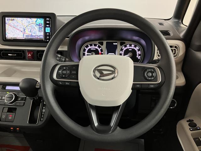 ステアリング右手側に安全運転支援機能のアダプティブクルーズコントロールをコントロールするスイッチ、左手側にオーディオ関連のコントロールスイッチを配置、視線を逸らすことなく運転に集中できます。