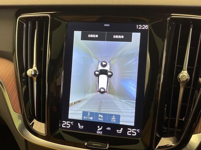 【360°ビューカメラ】4台の高解像度カメラで360度の鳥瞰図を表示。隣の車や壁、死角にある障害物などを画面で確認できるため、狭いスペースでの駐車・出入りも安心です。