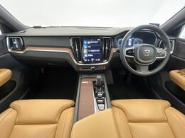 V60クロスカントリー　B5　AWD入荷です！サンルーフやメモリー機能付きパワーシートなど快適装備盛だくさん♪もちろんボルボが世界に誇る安全機能も多数装備されています。