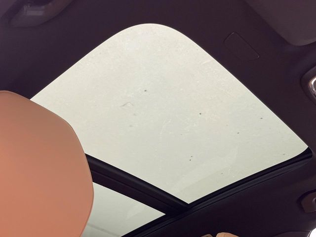 【パノラマルーフ】前後2枚のガラスルーフで室内全体が明るい空間に！フロントセクションはスライド機能があり外気を取り込むことも可能。さらに開放的なドライブを演出できます。