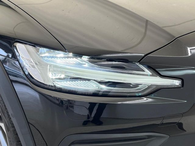 【LEDヘッドライト】悪天候や夜間走行時も良好な視界を確保し、安心して運転できる高輝度LEDヘッドライト！北欧神話に登場する「トールハンマー」をモチーフにした、一目でボルボとわかるデザインです。