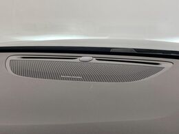 【harman　kardon】ハーマンカードンのHi-Fiスペシャリストと共に、モデル別に開発・設計された専用チューニングが臨場感溢れる音響空間を実現しています。