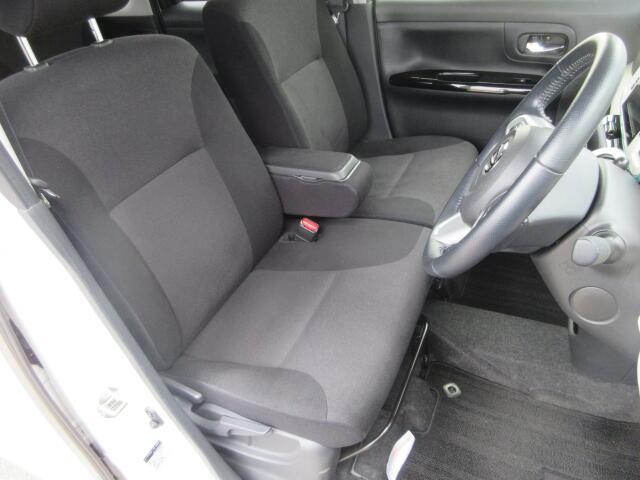運転席です。ベンチシートでシート間の移動も楽にできますね☆