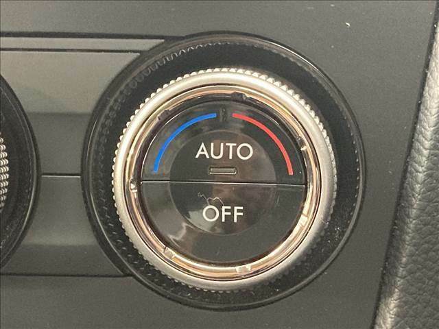 【オートエアコン】自動で温度調節をしてくれる機能です。風量調整をする必要がないので快適なドライブがお楽しみいただけます。
