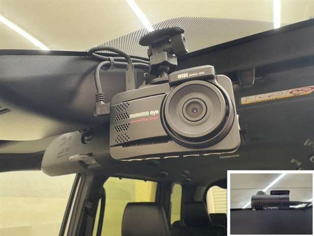 前後カメラのドライブレコーダーを搭載！万が一の場合、責任の所在を明確に出来るのはもちろん、観光のなどのお出掛け先の景色も残しておけます♪録画が残ると思えば自分自身も安全運転を意識しますよね！