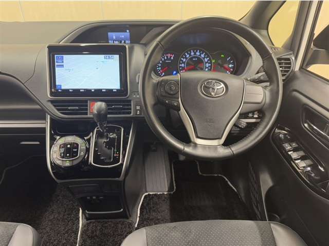 ヴォクシーならではの見晴らしのよい前方視界で、快適なドライブをお楽しみいただけます。