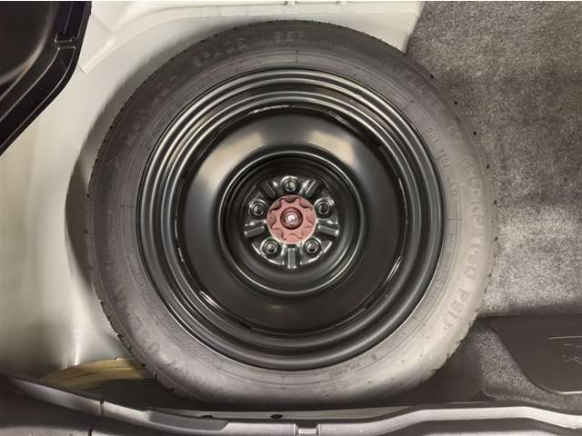 今ではオプションになってしまったスペアタイヤが装備されています。万が一の時に役立ちます☆☆