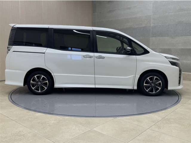 全車1年間の走行距離無制限のロングラン保証付きです。また、さらに安心をお求めの方には1年～2年の保証延長ができる「ロングランα保証」（有償）もお選びいただけます。