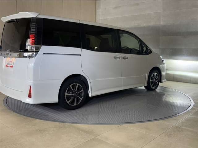 LEDヘッドランプです。十分な明るさを保ちつつも消費電力が少なく、バルブ寿命も長いのが特徴です。瞬時にMAXの光量を発揮するのもLEDならではです。