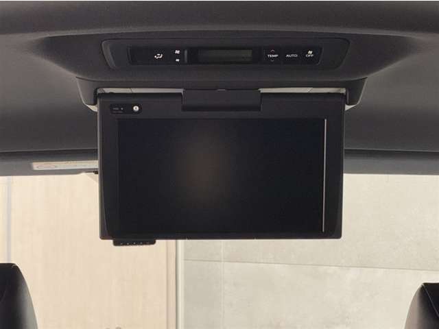 お子様がご機嫌斜めな時は後席モニターの出番！お気に入りのDVDを流せば渋滞や長距離移動もみんな快適♪もちろん、お子様だけでなく大人グループでお出かけの時にも◎後部座席に乗る人も退屈せずに過ごせます！