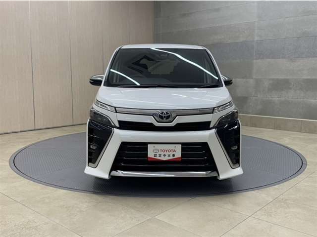 お車購入のポイントとなるフロントマスクです。上質で迫力あるデザインですね☆☆