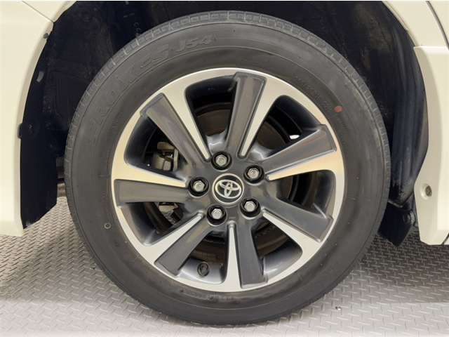 「トヨタ純正アルミホイール」を装着！純正なので車のデザインともマッチしています。高級感やスポーティーさを際立たせてくれます。