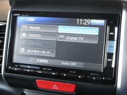 ナビゲーションはギャザズメモリーナビ（VXM-142VFi）を装着しております。AM、FM、CD、DVD再生、Bluetooth、フルセグTVがご使用いただけます。初めて訪れた場所でも安心ですね！