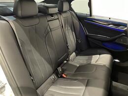 【後部座席】コンセプトは【五感で較べる】。お気軽にスタッフにお尋ね下さい！店舗にて現車の確認もいただけますので、お電話で在庫のご確認の上是非ご来店ください。