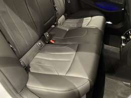 【後部座席】コンセプトは【五感で較べる】。お気軽にスタッフにお尋ね下さい！店舗にて現車の確認もいただけますので、お電話で在庫のご確認の上是非ご来店ください。