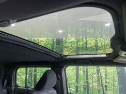 【ガラスルーフ】ガラスルーフ搭載で車内の解放感が一気にアップ！開放的なドライブをお楽しみいただけます。