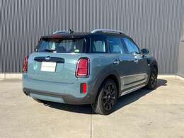 保証期間中にトラブルが発生した際は、24時間フリーダイヤルでオペレーターが対応致します。応急処置方法のみならず、出張修理やレッカー搬送などの手配、お客様の代替交通手段やホテルの確保を行います。