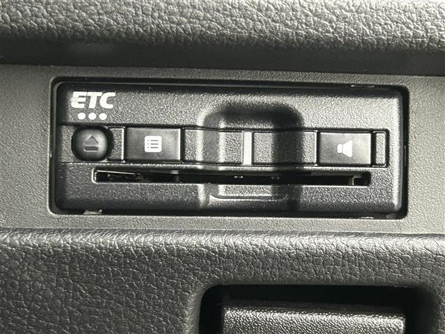 【ETC】有料道路を利用する際に料金所で停止することなく通過できる、ETC車載器（ノンストップ自動料金収受システム機器）が装備されています。セットアップを行うことで利用可能になります。
