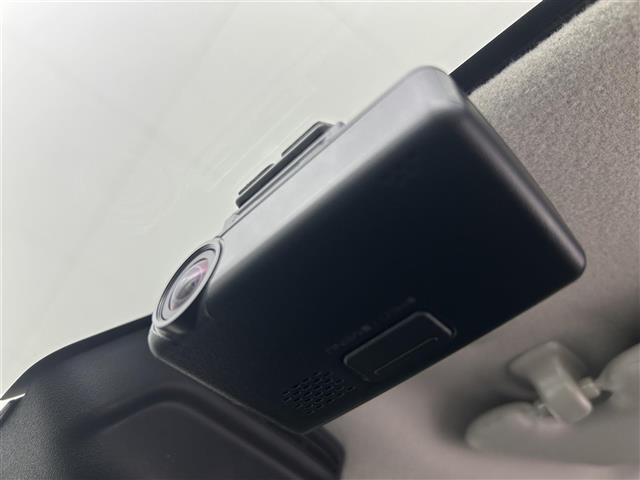 【ETC】有料道路を利用する際に料金所で停止することなく通過できる、ETC車載器（ノンストップ自動料金収受システム機器）が装備されています。セットアップを行うことで利用可能になります。