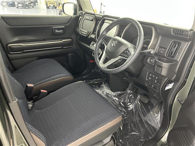 【運転席】座り心地が良いシートなので長時間の運転でも快適にお過ごしいただけます。新品のフロアマットのご注文も可能です。掲載箇所以外にご希望の写真がございましたらお気軽にお問い合わせ下さい。