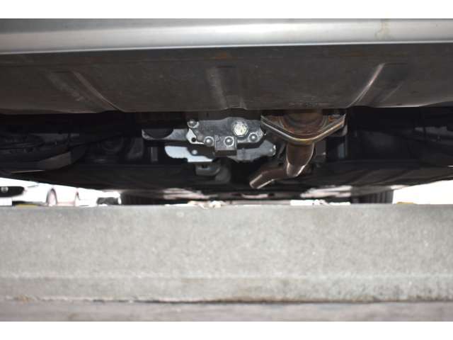 下廻りに大きなダメージは無さそうです。防錆塗装ノックスドールが施工されています。