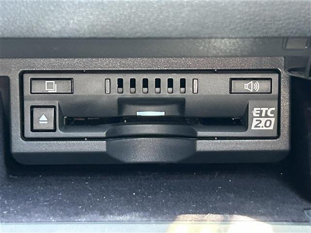 【ETC】有料道路を利用する際に料金所で停止することなく通過できる、ETC車載器（ノンストップ自動料金収受システム機器）が装備されています。セットアップを行うことで利用可能になります。
