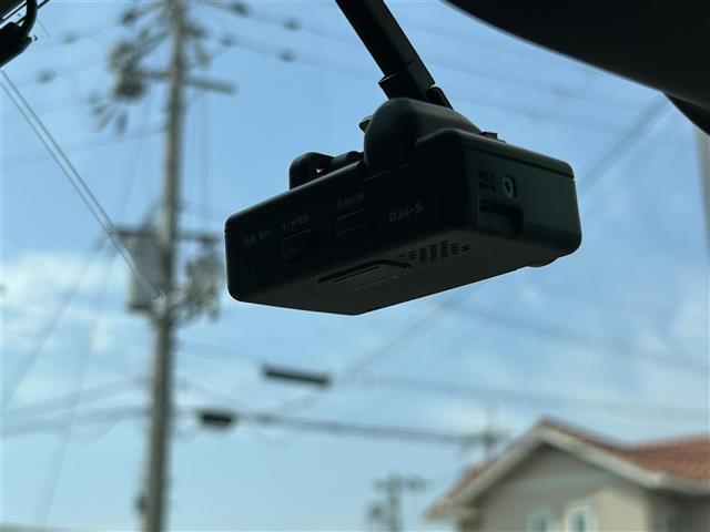 【ドライブレコーダー】映像・音声などの運転中の記録を残します。事故などを起こした起こされた時の証拠になりえますので、もしも時でも安心ですね。
