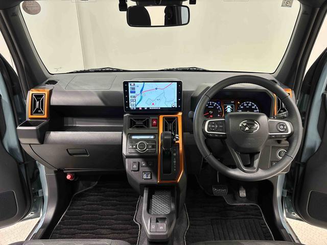 オレンジの差し色＆カモフラージュ柄のシートが気分を高める運転席空に加えてUV＆IRカット機能付きフロントガラスの面積や位置取りが良く、高いアイポイントで前方・右前・左前方向の見通しがいいですよ！