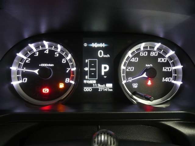 【徹底洗浄クリーニング実施済】運転席からの視界はこんな感じです☆お気軽にご来店いただき、実際に座って是非お確かめください。ドライバーに寄り添う快適な操作フィールをもたらすステアリングです。
