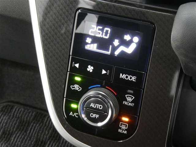 【オートエアコン】車内温度を感知して自動で温度調整をしてくれるのでいつでも快適な車内空間を創り上げます！どの席に座っても快適なドライブが楽しめます♪