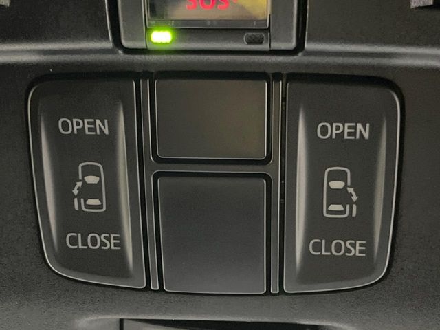 【両側パワースライドドア】スマートキーや運転席のスイッチで後席両側スライドドアの開閉が可能♪電動だから力を入れてドアを開ける必要が無く、小さなお子様でも簡単に開け閉めでき快適です♪