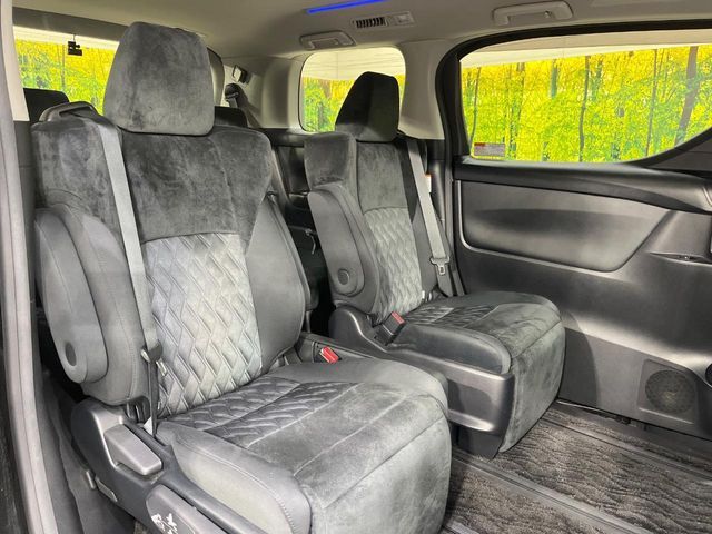 後部座席も気になるようなキズ・汚れやへたり等、大きなダメージはなく、良好な状態です。