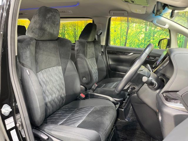 運転席シート廻りは使用感も少なく、良好な状態となっています。前オーナー様が丁寧に使っていたことがよくわかりますね。