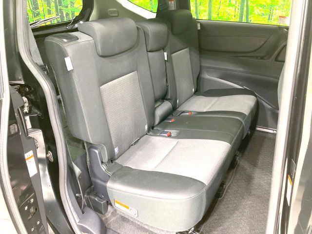 後部座席も気になるようなキズ・汚れやへたり等、大きなダメージはなく、良好な状態です。