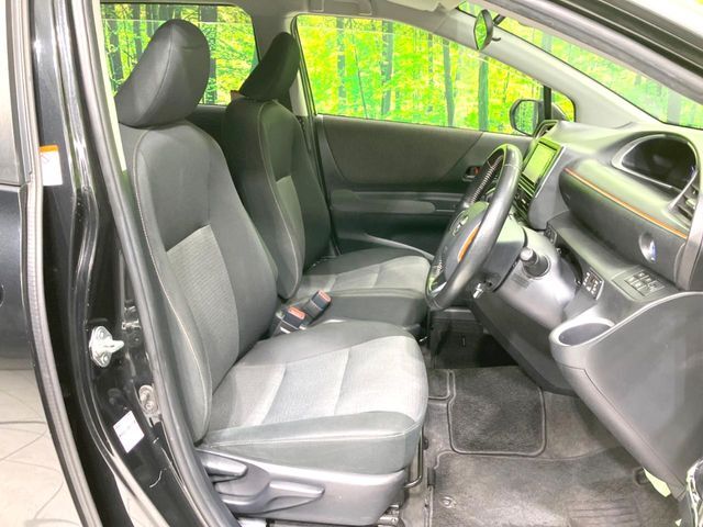 運転席まわりには十分なスペースがあり、大柄な方でもゆったり運転していただける環境です。