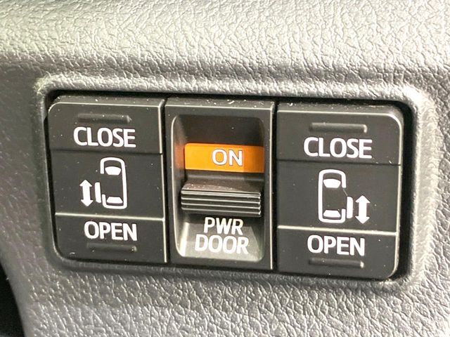【両側パワースライドドア】スマートキーや運転席のスイッチで後席両側スライドドアの開閉が可能♪電動だから力を入れてドアを開ける必要が無く、小さなお子様でも簡単に開け閉めでき快適です♪