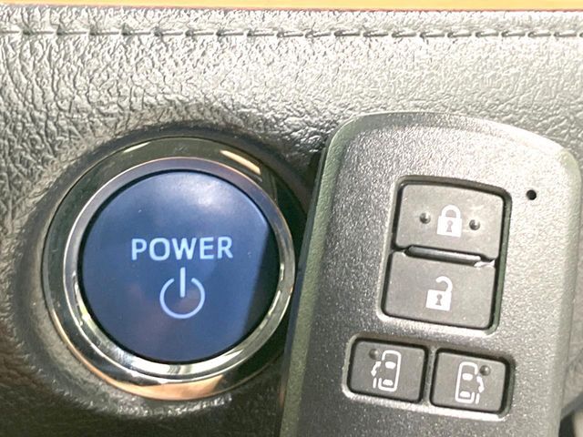 【スマートキー】カバンやポケットに入れたままでもドアの施錠・解錠が可能なスマートキーを装備。エンジンのオン・オフ時もカギを取り出す必要が無いからとっても便利です♪