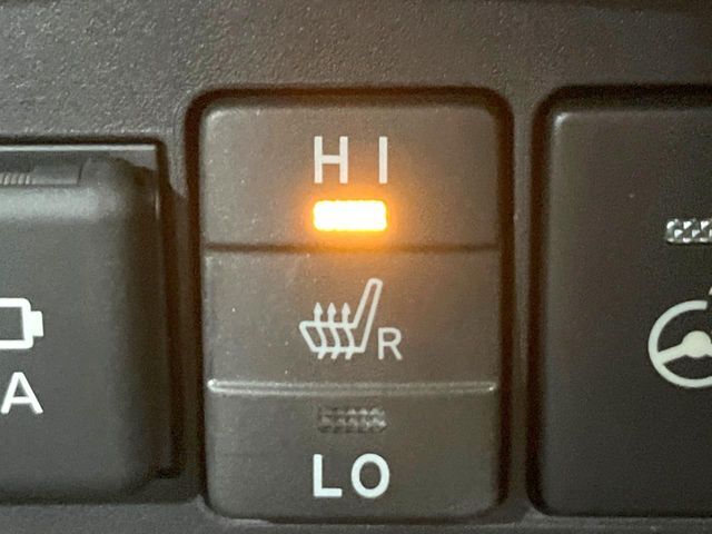 【シートヒーター】寒い日に重宝するシートヒーター！エアコンより早く温まってくれるので寒がりの人も安心ですね♪エアコンの温風は乾燥するから苦手、という方にもをおすすめです。