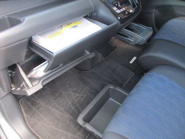 助手席下には便利な収納スペースがあります♪♪車検証など入れておく場所にもなりますので、グローブボックスを犠牲にする事が減ります♪♪