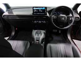 ドライバーを包み込むように、ディスプレーやスイッチ、コンソールを配置。座った瞬間から運転への期待が！空間そのものの心地よさにこだわっています。