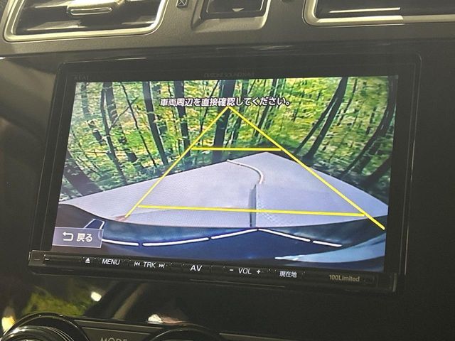 【バックカメラ】駐車時に後方がリアルタイム映像で確認できます。大型商業施設や立体駐車場での駐車時や、夜間のバック時に大活躍！運転スキルに関わらず、今や必須となった装備のひとつです！