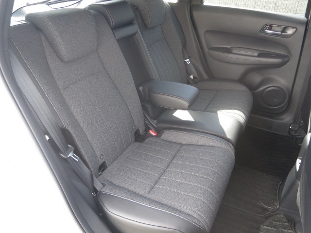 リアシートもゆとりのある足元です。