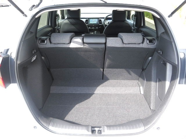 フル乗車時でも十分な荷室です。